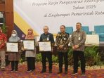 Dinas Perpustakaan dan Arsip Kota Balikpapan memberikan penghargaan kepada tiga Organisasi Perangkat Daerah (OPD) terbaik di lingkungan Pemkot Balikpapan, pada hari Kamis (1/2/2024). Foto: BorneoFlash.com/Niken Sulastri.