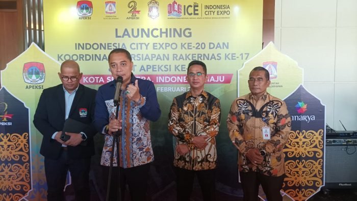 (Ki:KA) Direktur Eksekutif APEKSI, Alwis Rustam; Sekretaris Daerah Kota Balikpapan, Muhaimin; Ketua Dewan Pengurus APEKSI, Eri Cahyadi; Wali Kota Balikpapan, H Rahmad Mas'ud. Foto: BorneoFlash/Niken Sulastri