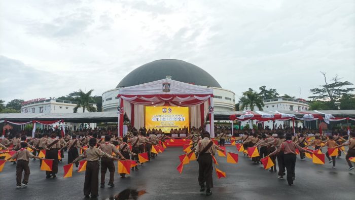Gerakan Pramuka Kwarcab Balikpapan menggelar upacara penurunan bendera dalam rangka memperingati HUT ke 127 Kota Balikpapan Tahun 2024, di Halaman Balikpapan Sport Convention Center (BSCC)/DOME, pada hari Sabtu (10/2/2024) sore. Foto: BorneoFlash.com/Niken Sulastri.