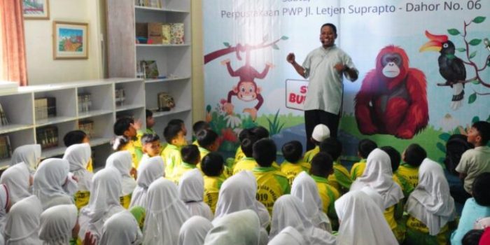 Kak Amir saat Mendongeng Bersama Pelajar SDN 019 Kecamatan Balikpapan Barat di Perpustakaan PWP Jalan Dahor, Kota Balikpapan, Sabtu (17/02/2024). Foto: HO/KPI Unit Balikpapan.