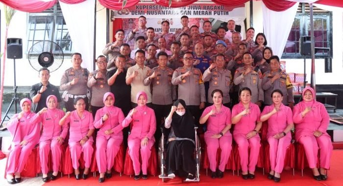 Kapolres Kubar AKBP Kade Budiyarta didampingi Ketua Bhayangkari Ny. Rina Kade Budiyarta melakukan kunjungan kerja ke Polsek Bentian Besar dan Polsek Muara Lawa Serta Polsek Damai Kabupaten Kutai Barat, Kamis (8/2/2024). Foto: HO/Humas Polres Kubar