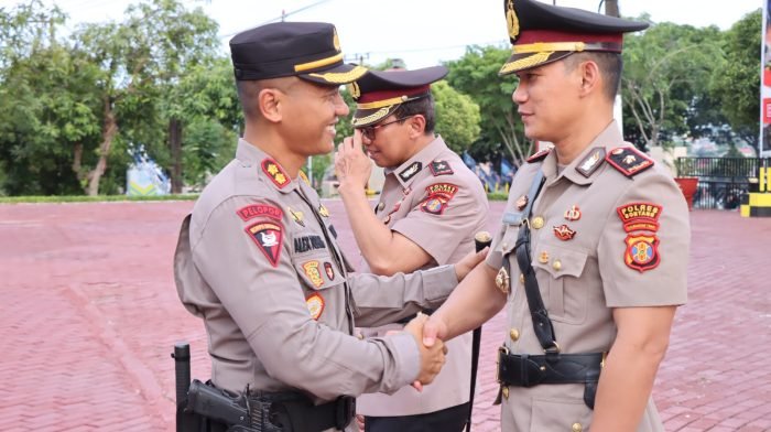 Kapolres Bontang AKBP Alex FL Tobing memberikan ucapan selamat kepada Waka Polres yang baru Kompol Faisal Risa, Senin (5/2/2024). Foto: HO/Humas Polda Kaltim