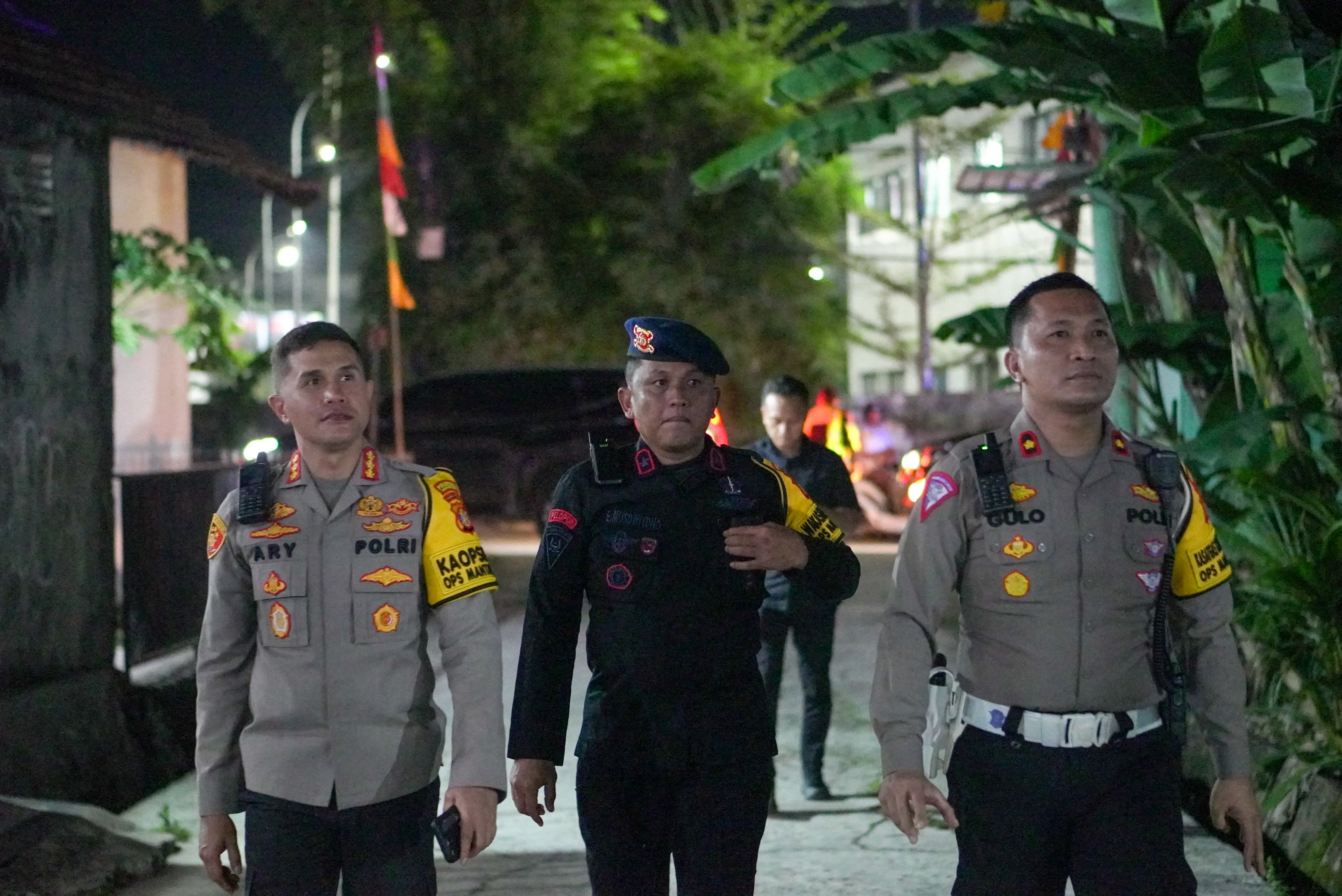 Malam Jelang Hari Pemilihan, Kapolresta Samarinda Patroli Cek Kesiapan TPS