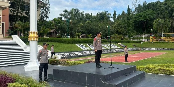 Karoops Polda Kaltim Kombes Pol Dedi Suryadi, S.I.K., M.Han., memimpin apel pasukan dalam rangka pergeseran dan penebalan PAM TPS di wilayah Kutai Timur, Minggu (11/02/2024). Foto :HO/Humas Polda Kaltim