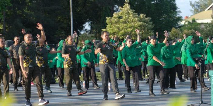 Kepala Staf Angkatan Darat (Kasad) Jenderal TNI Maruli Simanjuntak olahraga bersama Prajurit dan Pegawai Negeri Sipil serta Persit Kodam VI/Mulawarman, Rabu (21/2/2024) pagi. Foto: HO-Pendam VI/Mulawarman.