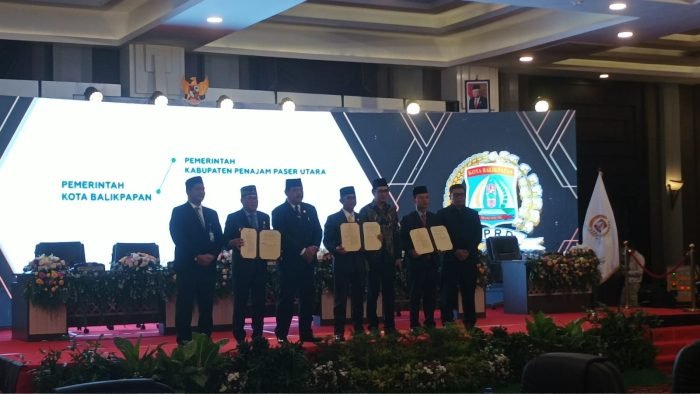 Kerja sama Pemkot Balikpapan dengan Pemkab Penajam Paser Utara dan Pemkab Kutai Kartanegara Terkait Sistem Penyediaan Air Minum, dilakukan pada rapat paripurna Istimewa DPRD Kota Balikpapan, di Grand Tjokro Hotel Balikpapan, Kamis (8/2/2024). Foto: BorneoFlash.com/Niken Sulastri. 
