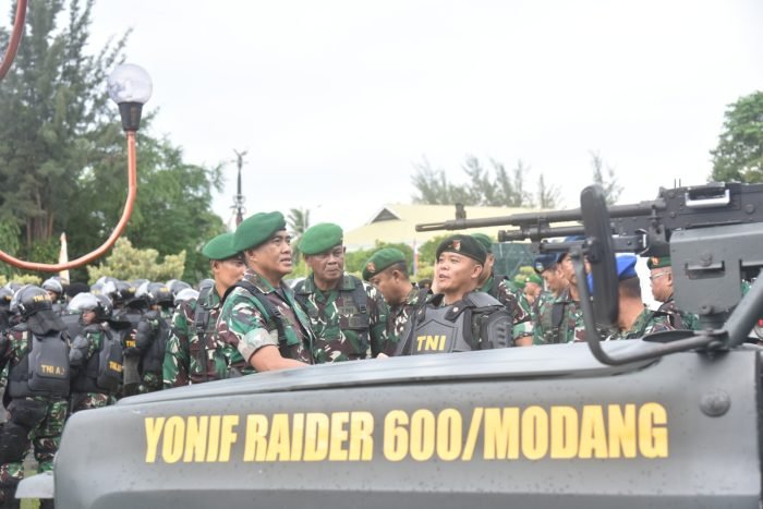 Pangdam VI/Mulawarman Mayor Jenderal TNI Tri Budi Utomo mengecek kesiapan personel TNI di Makodam VI/Mlw pada Kamis (1/2/2024). Foto: HO/Pendam VI/MLW