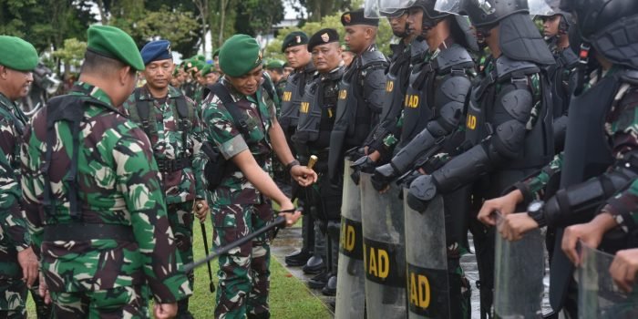 Pangdam VI/Mulawarman Mayor Jenderal TNI Tri Budi Utomo selaku Inspektur apel mengecek kesiapan personel TNI di Makodam VI/Mlw pada Kamis (1/2/2024). Foto: HO/Pendam VI/MLW