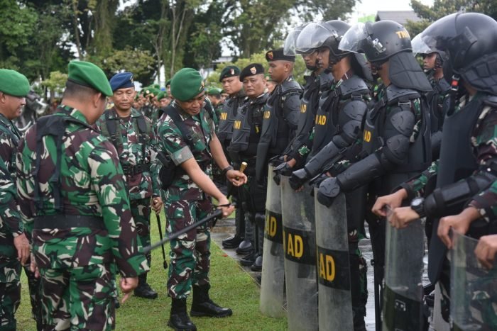 Pangdam VI/Mulawarman Mayor Jenderal TNI Tri Budi Utomo selaku Inspektur apel mengecek kesiapan personel TNI di Makodam VI/Mlw pada Kamis (1/2/2024). Foto: HO/Pendam VI/MLW