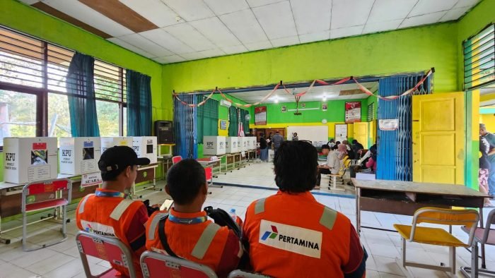 Pekerja anjungan lepas pantai lapangan attaka saat melakukan pencoblosan Pemilu 2024. Foto: HO/PT PHI 