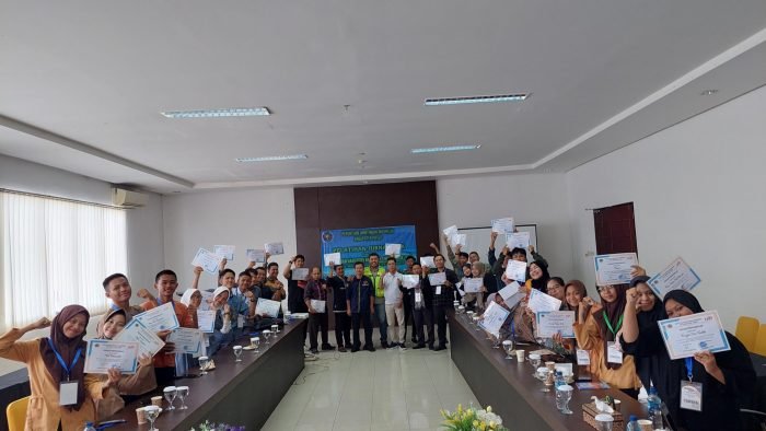 Penyerahan sertifikat dari PT Pamapersada Nusantara dalam Pelatihan Jurnalistik oleh PWI Kabupaten Paser, di Hotel Kryad Sadurengas, Kecamatan Tanah Grogot, Kabupaten Paser, Kalimantan Timur, pada 2-3 Februari 2024. Foto: BorneoFlash.com/IST