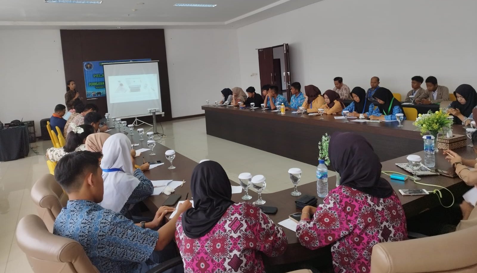 Pelatihan Jurnalistik oleh PWI Paser diikuti puluhan peserta pelajar SMA/SMK sederajat, digelar di Hotel Kryad Sadurengas Tanah Grogot Kabupaten Paser, pada Jumat (2/2/2024). Foto: IST/PWI Paser.