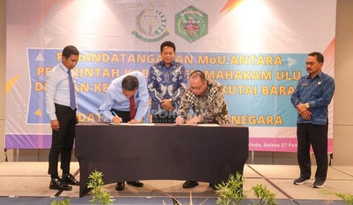 Penandatangan MoU antara Pemkab Mahulu dengan Kejari Kubar tentang Penanganan Permasalahan Hukum di Bidang Perdata dan Tata Usaha Negara (Datun), di Hotel Mercure Samarinda, Selasa (27/02/2024) malam. Foto: IST/Prokopim Mahulu