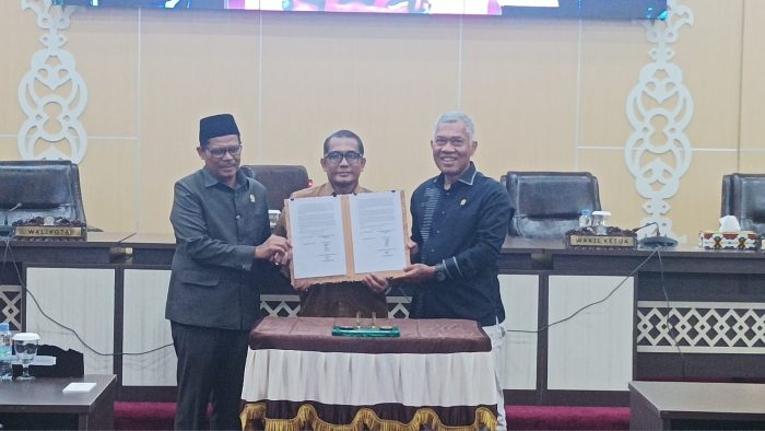 Penandatangan nota kesepakatan ditandatangani oleh Sekretaris Daerah Kota Balikpapan, H. Muhaimin dan Wakil Ketua DPRD Balikpapan, Laisa dan Budiono. Foto: BorneoFlash/Niken Sulastri