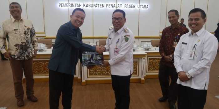 PJ Bupati PPU Makmur Marbun berikan cinderamata kepada pemateri saat sosialisasi manajemen ASN terbaru terkait UU Nomor 20 Tahun 2023, di Kantor Bupati PPU, Rabu (28/2/2024). Foto: IST/DiskominfoPPU