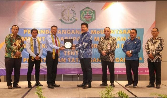 Untuk meningkatkan layanan publik serta optimalisasi tugas dan fungsi di bidang perdata dan tata usaha negara, Pemkab Mahulu bekerja sama dengan Kejari Kubar. Penandatanganan MoU berlangsung di Hotel Mercure Samarinda pada Selasa (27/02/2024). Foto: IST/Prokopim Mahulu