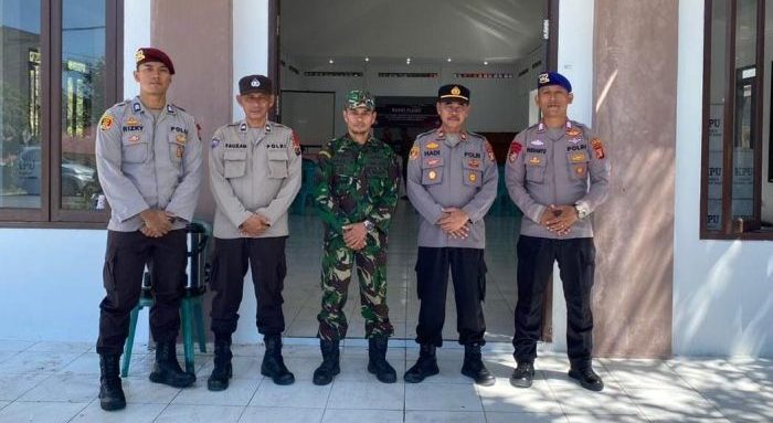 Personil Polres Kutai Barat dan TNI Amankan Kegiatan rapat pleno rekapitulasi hasil penghitungan perolehan suara dalam Pemilu 2024 di tingkat Kecamatan dilaksanakan di BPU Kelurahan Melak Ulu, Kutai Barat, Senin (19/2/2024). Foto: HO/Humas Polda Kaltim.
