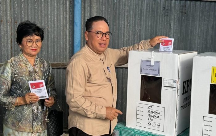 Pj Bupati PPU Makmur Marbun dan istri usai melakukan pencoblosan di Pemilu 2024. Foto: HO/DiskominfoPPU