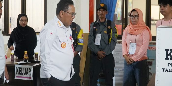 Pj Bupati PPU Makmur Marbun di salah satu titik kunjungannya ke beberapa TPS di empat kecamatan di Kabupaten PPU, Rabu (14/2/2024). Foto: IST/DiskominfoPPU