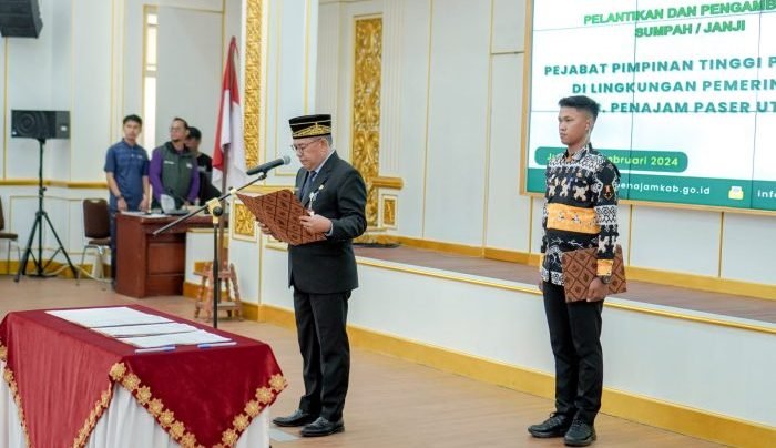Pj Bupati PPU Makmur Marbun, melantik 20 Pimpinan Tinggi Pratama, pada Jumat (23/2/2024). Foto: BorneoFlash/Irwan Ardiansyah