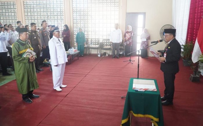 Pj Bupati PPU Makmur Marbun resmi melantik Sugiyanto sebagai Kepala Desa antar waktu Desa Sukaraja sisa masa jabatan 2020-2026, di GOR Rimba Raya Desa Sukaraja pada Rabu (07/02/2024). Foto: IST/DiskominfoPPU.