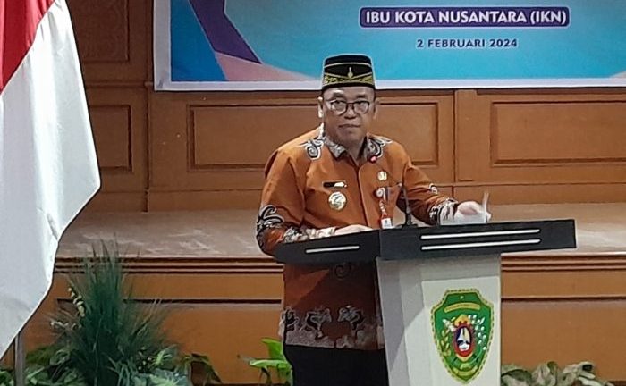 Pj Bupati PPU Makmur Marbun saat membuka kegiatan pemenuhan komitmen lintas organisasi perangkat daerah (OPD) untuk Sekolah Laboratorium Pancasila (SLP) di aula lantai I Kantor Bupati PPU pada Jumat (02/02/2024). Foto: IST/Diskominfo PPU