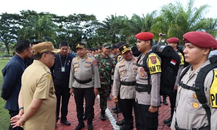 Polres PPU menggelar apel gabungan dari TNI/Polri Satpol PP dan Linmas, pergeseran pasukan dan pengecekan persiapan pengamanan untuk pemungutan dan penghitungan suara dalam Pemilihan Umum 2024 di Kabupaten PPU, Selasa (13/02/2024). Foto: HO/Humas Polda Kaltim.