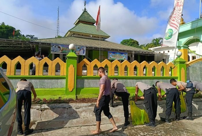 Puluhan Personel Polres Kutai Kartanegara melakukan kerja bakti membersihkan tempat ibadah, salah satunya di Masjid Al Muttaqin Tenggarong, Selasa (6/2/2024). Foto: HO/Humas Polda Kaltim.