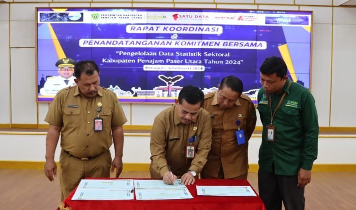 Rakor dan penandatangan komitmen bersama mengenai pengelolaan data statistik di wilayah Kabupaten PPU tahun 2024. Kegiatan ini diselenggarakan di  Aula Lantai III Kantor Bupati PPU, Selasa (06/02/2024). Foto: IST/Diskominfo PPU