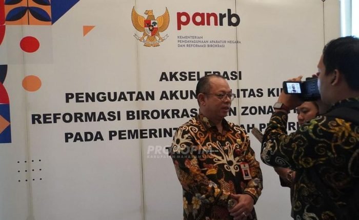 Sekda Kabupaten Mahulu Stephanus Madang saat usai mengikuti Rakor Akselerasi Penguatan Akuntabilitas Kinerja, RB, dan ZI pada Pemda Prioritas Tahun 2024, yang diselenggarakan oleh Kementerian PANRB di Ballroom Hotel Pullman Jakarta, Rabu (21/02/2024). Foto: IST/Mahulu-Prokopim