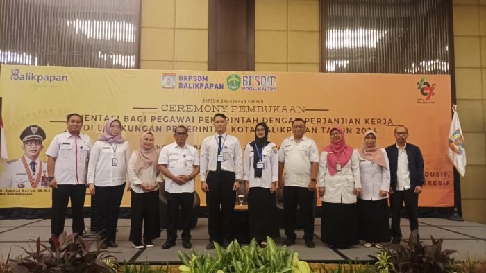 Sekda Kota Balikpapan, Muhaimin saat membuka orientasi PPPK Pemkot Balikpapan, di Ballroom Novotel Balikpapan, pada hari Rabu (28/2/2024). Foto: BorneoFlash/Niken Sulastri