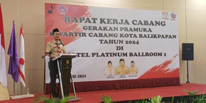 Sekretaris Kwartir Daerah Kaltim, Suharno saat memberikan sambutan Pembukaan Rapat Kerja Cabang Gerakan Pramuka Kwartir Cabang Kota Balikpapan Tahun 2024, di Ballroom Platinum Hotel Balikpapan, pada hari Sabtu (3/2/2024). Foto: BorneoFlash.com/Niken Sulas