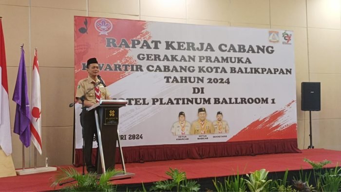 Sekretaris Kwartir Daerah Kaltim, Suharno saat memberikan sambutan Pembukaan Rapat Kerja Cabang Gerakan Pramuka Kwartir Cabang Kota Balikpapan Tahun 2024, di Ballroom Platinum Hotel Balikpapan, pada hari Sabtu (3/2/2024). Foto: BorneoFlash.com/Niken Sulastri.