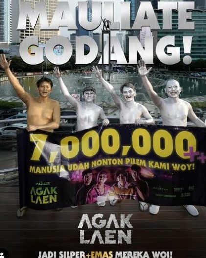 Skuad Agak Laen Penuhi Janji Jadi Manusia Silver di skydeck halte Bundaran HI, Selasa (27/2/2024). Foto: SC/IG Imajinari
