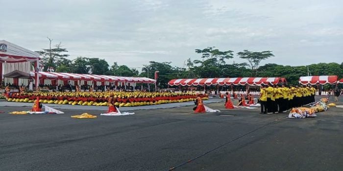 Tarian Sinergi of Balikpapan yang dibawakan 1.127 penari, pada upacara peringatan HUT ke 127 Kota Balikpapan Tahun 2024, di Balikpapan Sport Convention Center (BSCC)/DOME, pada hari Sabtu (10/2/2024). Foto: BorneoFlash.com/Niken Sulastri.