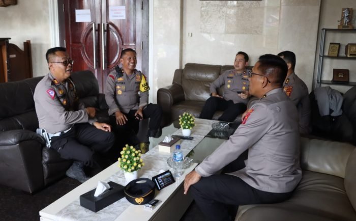 Tim Pamatwil (Pengamatan Wilayah) Polda Kaltim melaksanakan supervisi di Tanah Grogot untuk mengecek Pemungutan dan Penghitungan Suara di Wilayah Kabupaten Paser, Selasa (13/2/2024). Foto: HO/Humas Polda Kaltim.