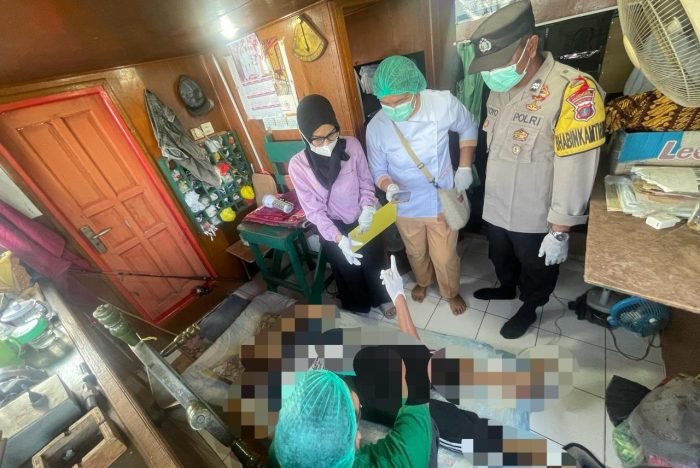 Tim Polsek Muara Jawa bersama Tim Medis Puskesmas Muara Jawa saat lakukan evakuasi terhadap Jenazah korban. Foto: HO/Humas Polda Kaltim
