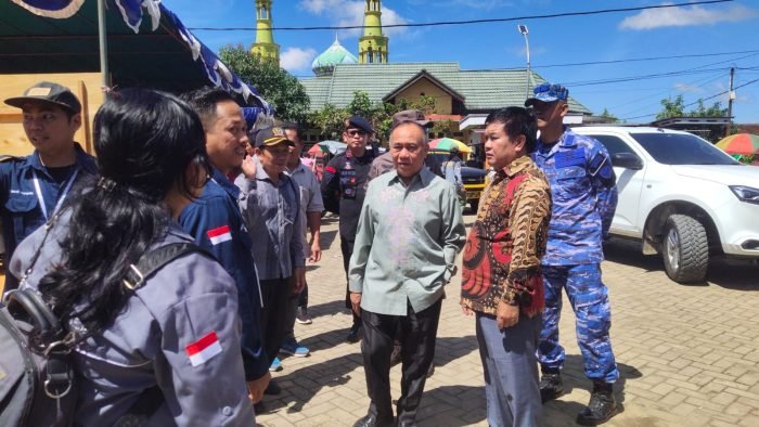 Wabup Kutai Barat Edyanto Arkan meninjau TPS di sejumlah titik Kecamatan di Ibukota Sendawar, Rabu (14/2/2024). Foto: BorneoFlash.com/Ist.