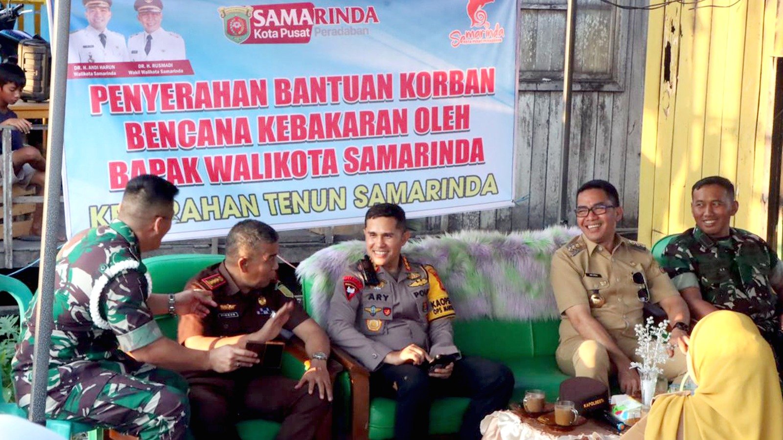 Wali Kota Samarinda Serahkan Bantuan untuk Korban Bencana Kebakaran di Kelurahan Tenun