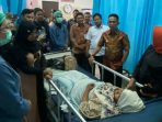 Wali Kota Balikpapan H Rahmad Mas'ud saat menjenguk petugas KPPS yang dirawat di Rumah Sakit Balikpapan Baru, pada hari Kamis (15/2/2024). Foto: BorneoFlash.com/Niken Sulastri.