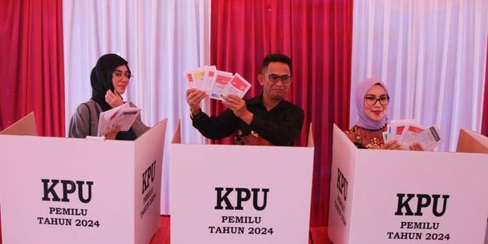 Pemilih Harus Hati-Hati Saat Lakukan Pemungutan Suara, Wali Kota Balikpapan Coblos di TPS 04 Baru Tengah  