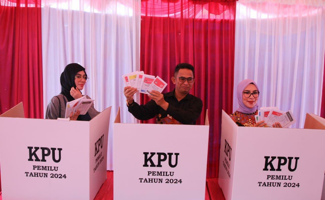 Pemilih Harus Hati-Hati Saat Lakukan Pemungutan Suara, Wali Kota Balikpapan Coblos di TPS 04 Baru Tengah  