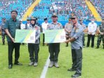 Wali Kota Balikpapan H Rahmad Mas'ud dan Wakil Kepala Kantor Wilayah Bidang Pelayanan BPJS Ketenagakerjaan, Anang Rafidi menyerahkan secara simbolis BPJS Ketenagakerjaan kepada petugas linmas, di Stadion Batakan pada hari Rabu (7/2/2024). Foto: BorneoFlash.com/Niken Sulastri.