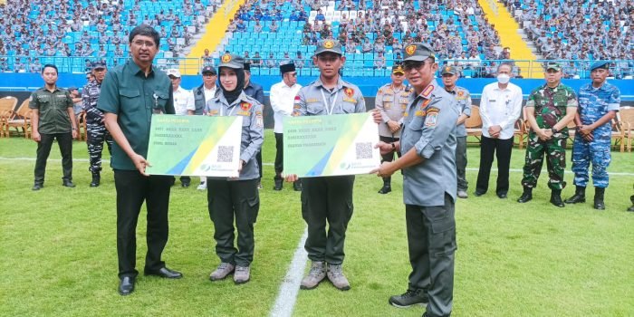 Wali Kota Balikpapan H Rahmad Mas'ud dan Wakil Kepala Kantor Wilayah Bidang Pelayanan BPJS Ketenagakerjaan, Anang Rafidi menyerahkan secara simbolis BPJS Ketenagakerjaan kepada petugas linmas, di Stadion Batakan pada hari Rabu (7/2/2024). Foto: BorneoFlas