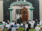 Wali Kota Balikpapan H Rahmad Mas'ud saat melakukan safari subuh di Masjid Jami Al-Aman di Jalan Mt Haryono, pada hari Jumat (2/2/2024). Foto: BorneoFlash.com/Niken Sulastri.