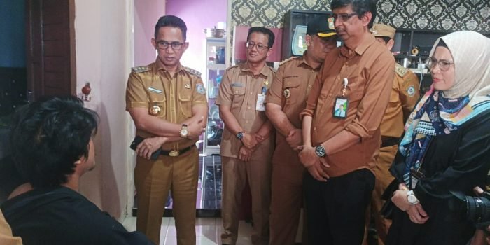 Wali Kota Balikpapan H. Rahmad Mas'ud menjenguk petugas PTPS yang mengalami kecelakaan, di Perumahan Regency Blok D 10 No.26 RT. 50 Kelurahan Sepinggan Baru, Kecamatan Balikpapan Selatan, pada hari Selasa (20/2/2024). Foto: BorneoFlash.com/Niken Sulastri.