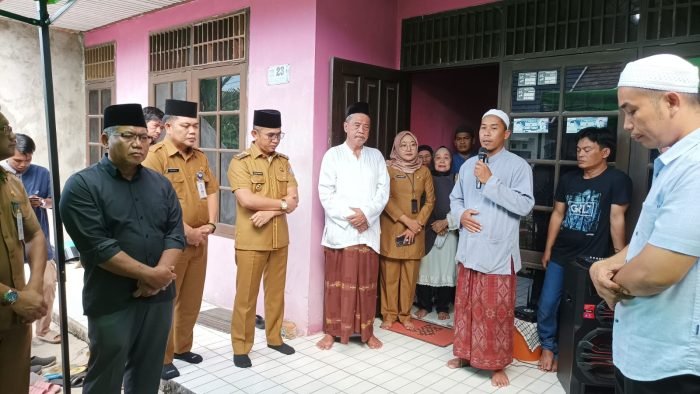 Wali Kota Balikpapan H. Rahmad Mas'ud takziah ke rumah duka yang berada di Kompleks Batu Ampar Lestari B10/23 Kelurahan Batu Ampar Kecamatan Balikpapan Utara, pada hari Selasa (27/2/2024). Foto: BorneoFlash/Niken Sulastri