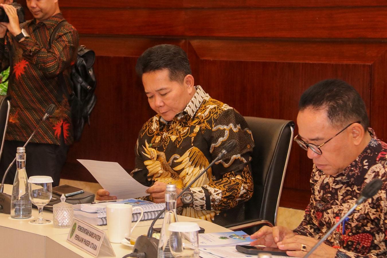 Bupati Mahulu Bonifasius Belawan Geh menghadiri RUPS Bankaltimtara, di Ballroom The Ritz Carlton Mega Kuningan Jakarta pada Jumat (8/3/24). Foto : IST/Prokopim Mahulu