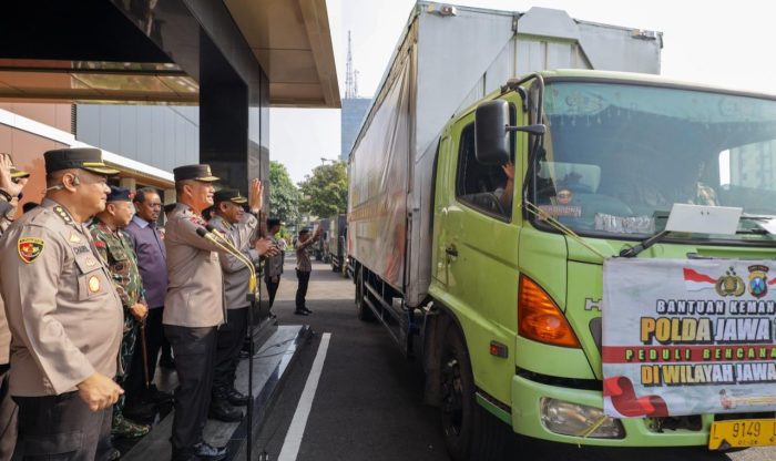 50.789 paket bantuan kemanusiaan Polda Jatim diberikan untuk korban bencana banjir di wilayah Demak dan Kudus, Jumat (22/3/2024). Foto: HO/Humas Polda Kaltim