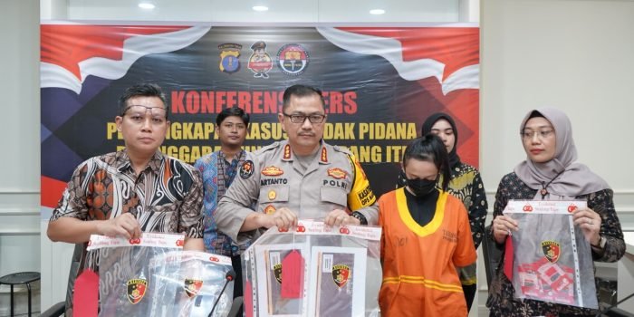 Konferensi pers pengungkapan tindak pidana pelanggaran Undang-Undang ITE dan pornografi, di Kantor Polda Kaltim, Jumat (8/3/2024). Foto: HO/Humas Polda Kaltim